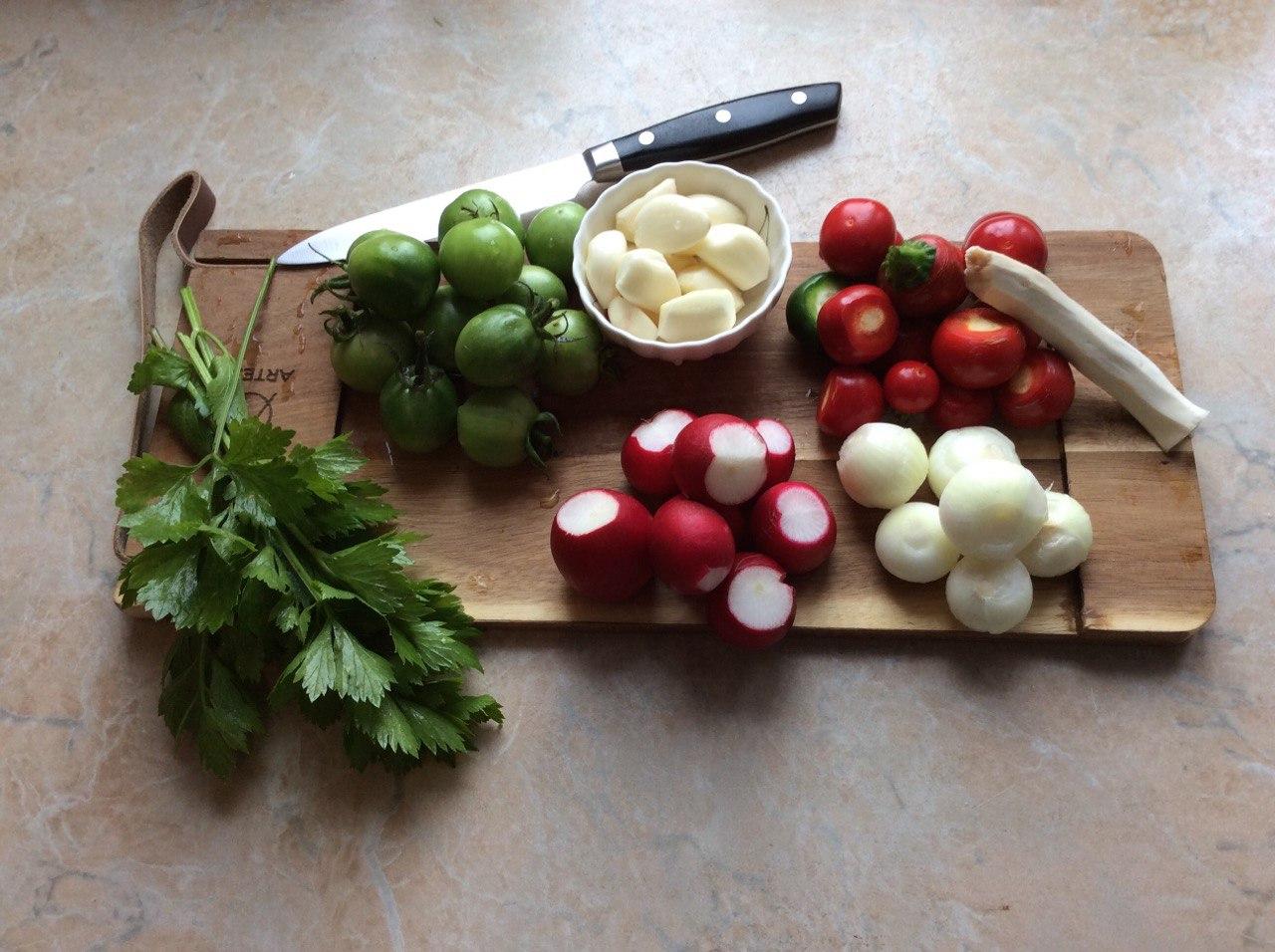Рецепт ассорти из перцев чили и зелёных помидоров